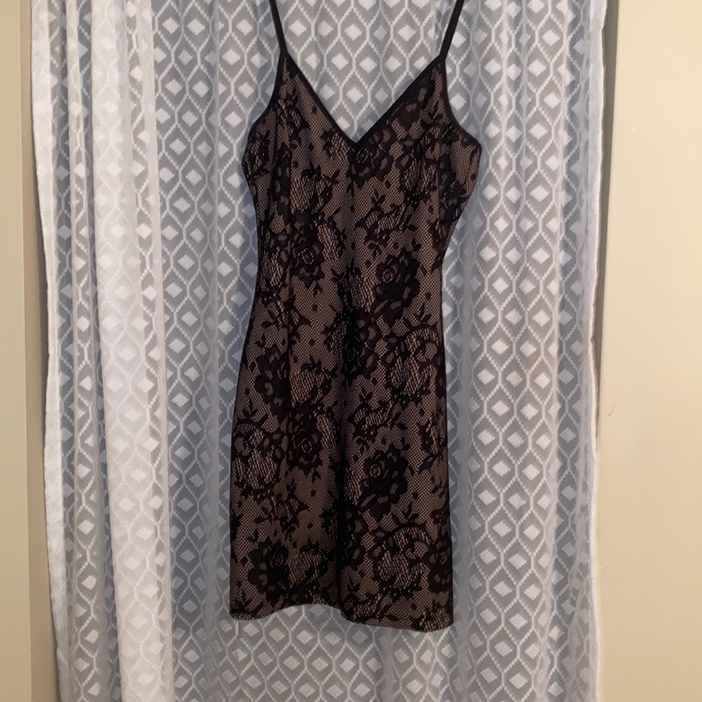 LACE BODYCON DRESS